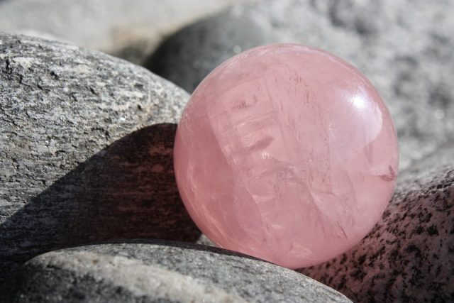 Pourquoi craquer pour un bijou au quartz rose ?