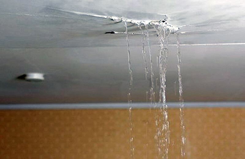 Une fuite de toiture : comment la réparer ?