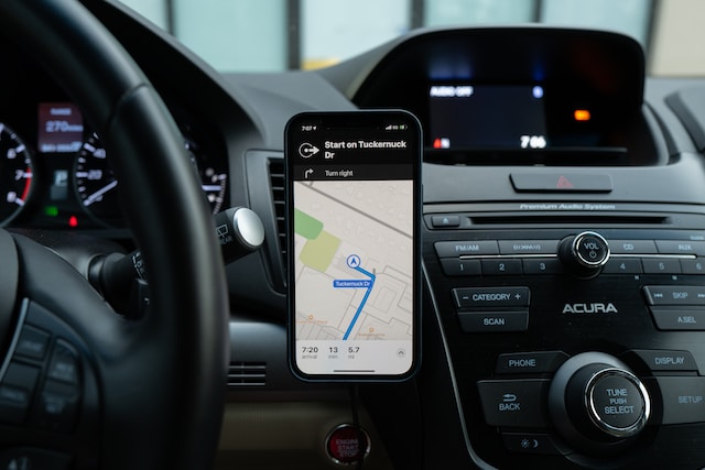 Systèmes de navigation pour voyageurs : GPS vs. applications mobiles